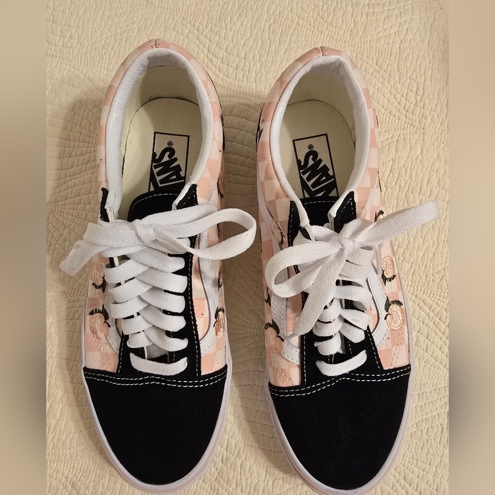 NIB Vans Old Skool Skater Sneaker With Embroidered Peaches Design - Picture 2 of 13
